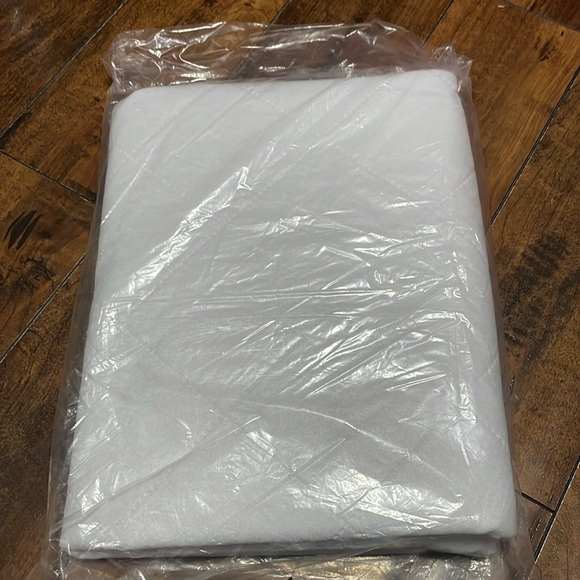 NWT Twin Size Waterproof Mattress Protector 39”X75” With Anchor Bands - Picture 2 of 4